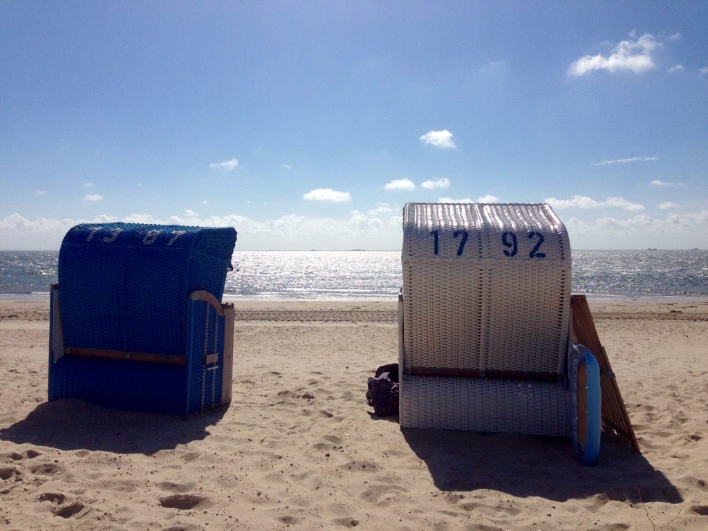 Strandkoerbe an einem Strand der Insel Föhr